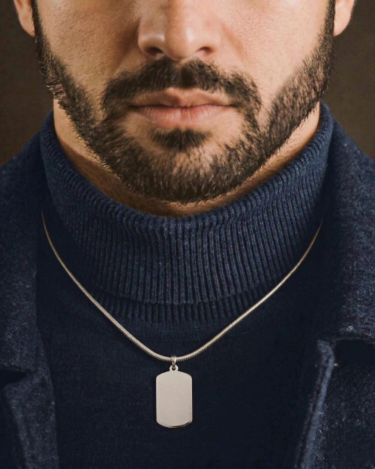 Collar de aviación con placa grabada — hombre con joya plateada — Aviation Jewels