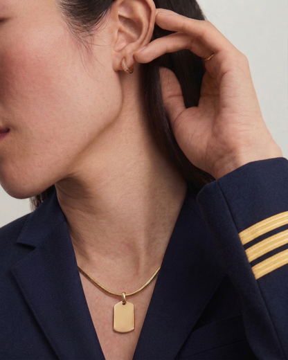 Collar de aviación con placa grabada — mujer con joya dorada — Aviation Jewels