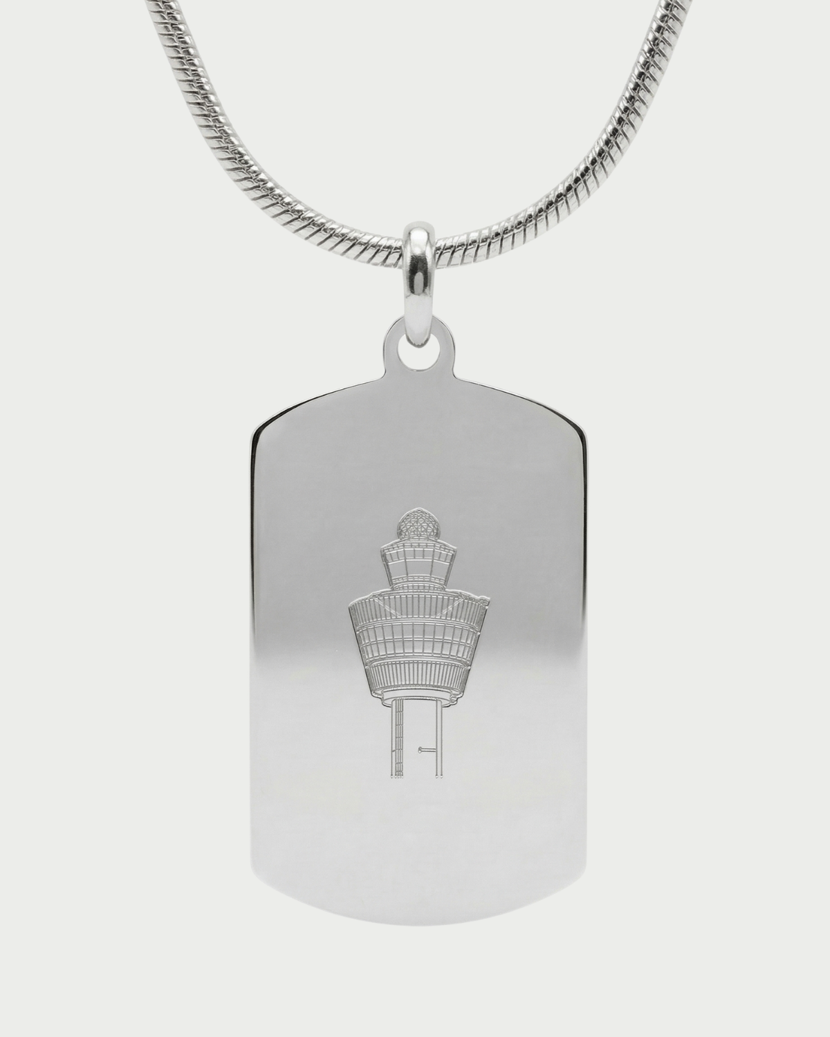 Collar con placa torre de control AMS Ámsterdam Schiphol — grabado ATC acabado plata